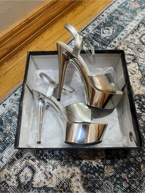 Ellie Pleaser heels Size 8, 6 inch heel